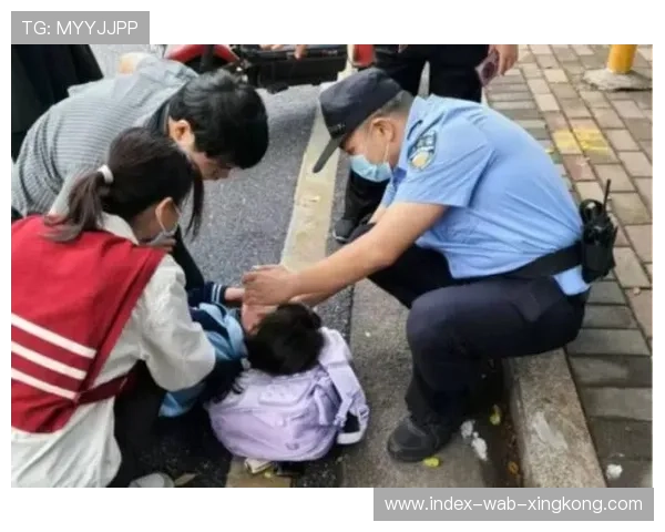 倒地后还被补拳，现场惊呼