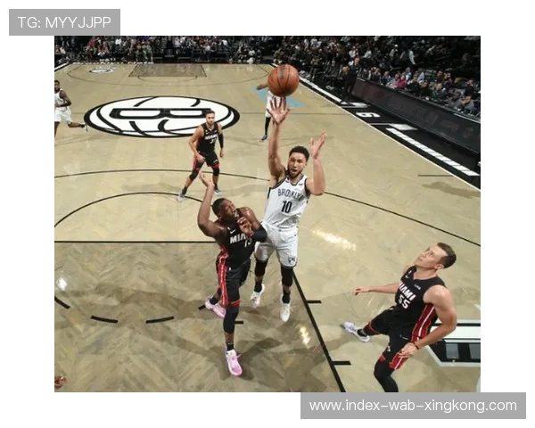 西蒙斯回合推进极具侵略性 西蒙斯回合推进极具侵略性